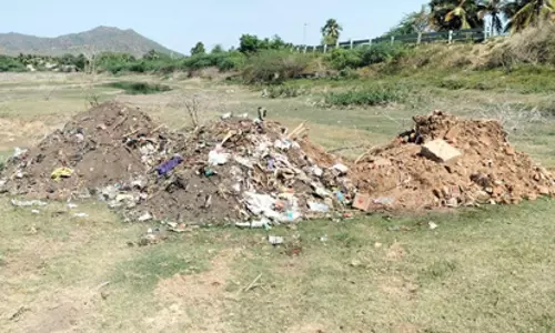 ஏரியில் கழிவுகள் கொட்டும் அவலம் ஏரியில் கழிவுகள் கொட்டும் அவலம்