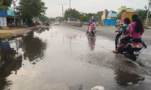 சாலையில் தேங்கிய மழைநீர்
