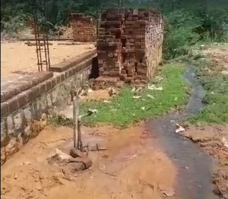 சேதமடைந்த கழிவுநீர் கால்வாய் சேதமடைந்த கழிவுநீர் கால்வாய்
