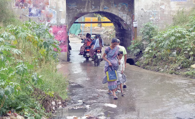 சாலையில் செல்லும் கழிவு நீர் சாலையில் செல்லும் கழிவு நீர்