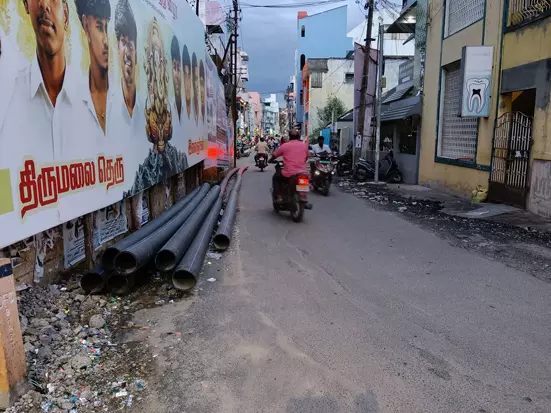குழாய்களால் போக்குவரத்துக்கு இடையூறு குழாய்களால் போக்குவரத்துக்கு இடையூறு