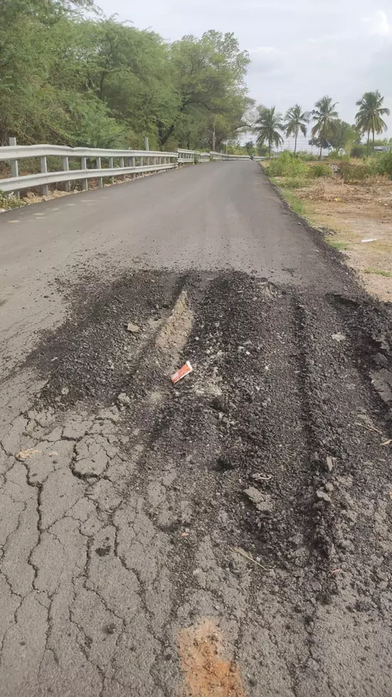 புதிதாக போடப்பட்ட சாலை சேதம் புதிதாக போடப்பட்ட சாலை சேதம்