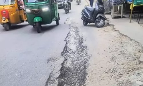 சாலையில் விழுந்த பள்ளம் சாலையில் விழுந்த பள்ளம்