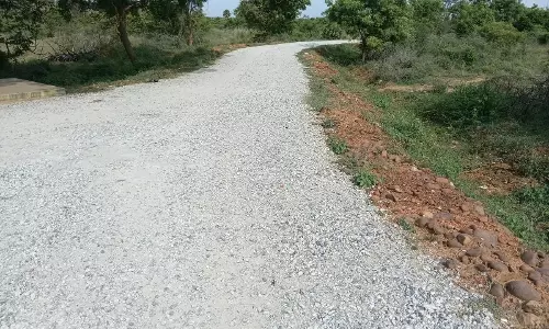 கற்கள் நிறைந்த சாலை கற்கள் நிறைந்த சாலை