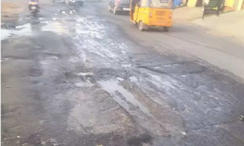 குண்டும் குழியுமான சாலை குண்டும் குழியுமான சாலை