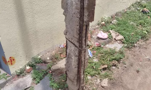 சேதமடைந்த மின்கம்பம் சேதமடைந்த மின்கம்பம்