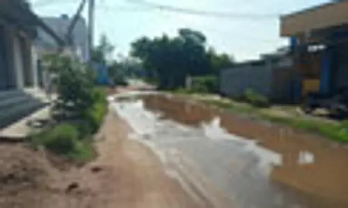 தேங்கி நிற்கும் மழைநீர் தேங்கி நிற்கும் மழைநீர்