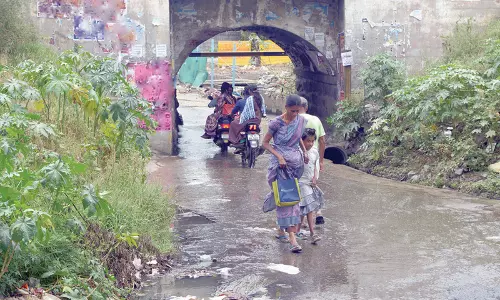 சாலையில் செல்லும் கழிவு நீர் சாலையில் செல்லும் கழிவு நீர்