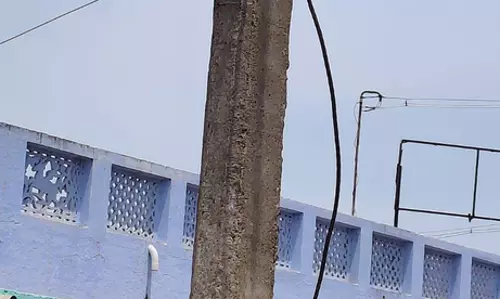 பழுதடைந்து தொங்கும் கண்காணிப்பு கேமராக்கள் பழுதடைந்து தொங்கும் கண்காணிப்பு கேமராக்கள்