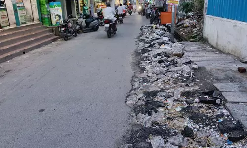 சாலையை சீரமைக்க வேண்டும் சாலையை சீரமைக்க வேண்டும்