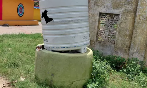 சேதமடைந்த குடிநீர் தொட்டி