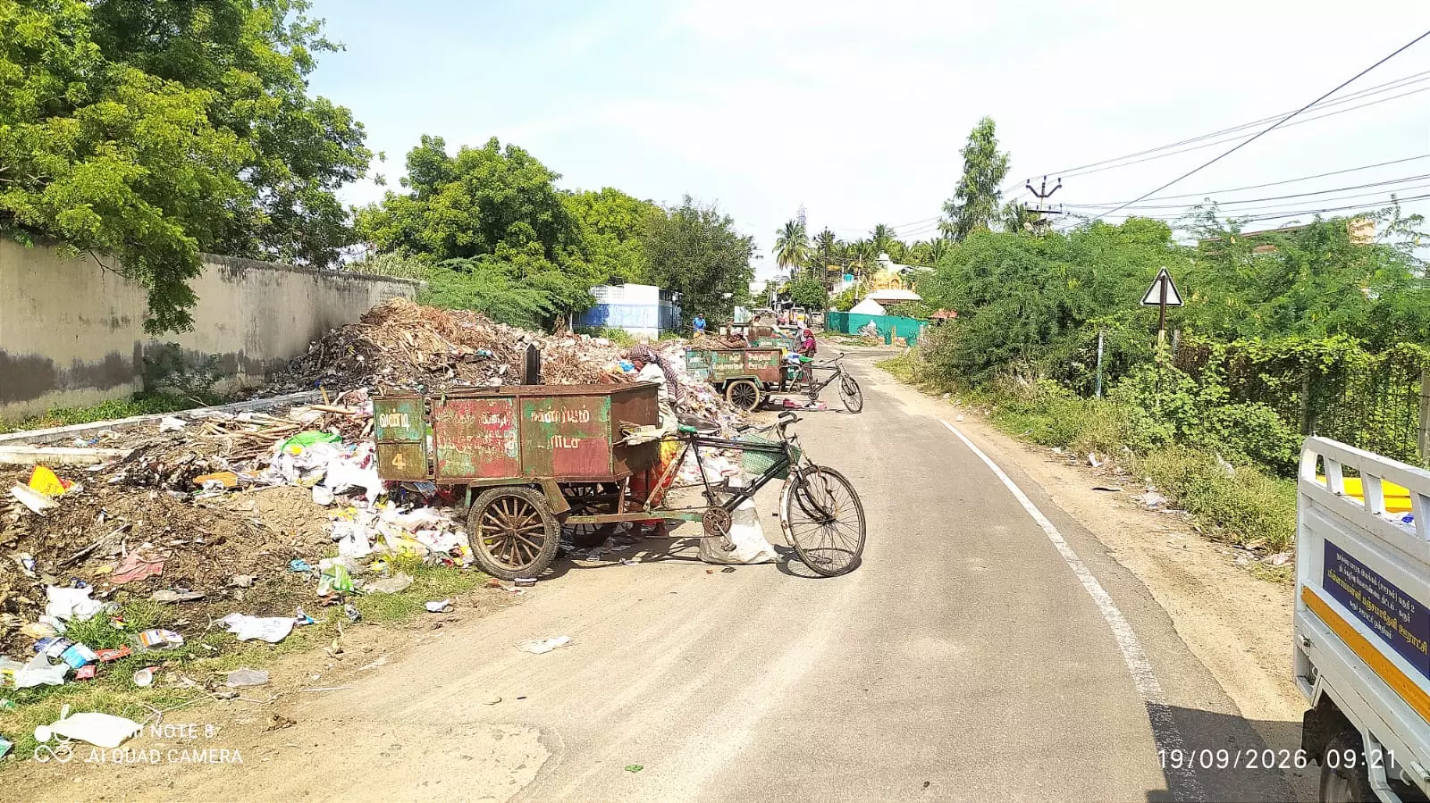 குடியிருப்பு பகுதியில் குப்பைகள் எரிப்பு குடியிருப்பு பகுதியில் குப்பைகள் எரிப்பு