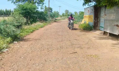 குண்டும் குழியுமான சாலை