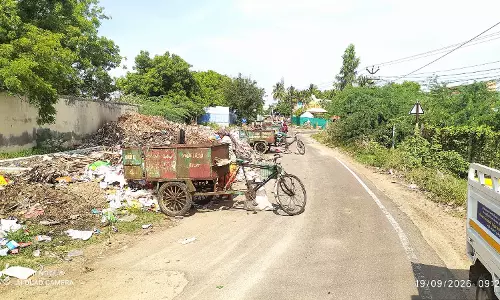 குடியிருப்பு பகுதியில் குப்பைகள் எரிப்பு குடியிருப்பு பகுதியில் குப்பைகள் எரிப்பு