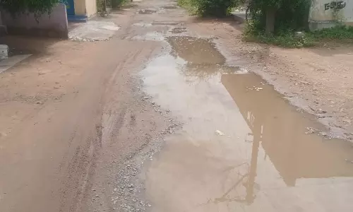 சேறும், சகதியுமான சாலை