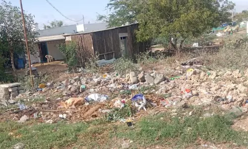 கோவில் பகுதியில் கொட்டப்படும் குப்பைகள் கோவில் பகுதியில் கொட்டப்படும் குப்பைகள்