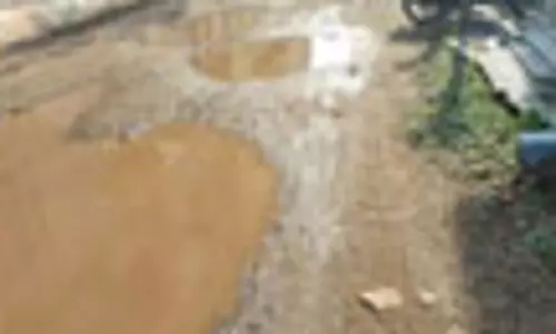 தார்சாலை அமைக்க வேண்டும் தார்சாலை அமைக்க வேண்டும்
