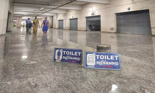 நடுவழியில் பெயர் பலகை நடுவழியில் பெயர் பலகை