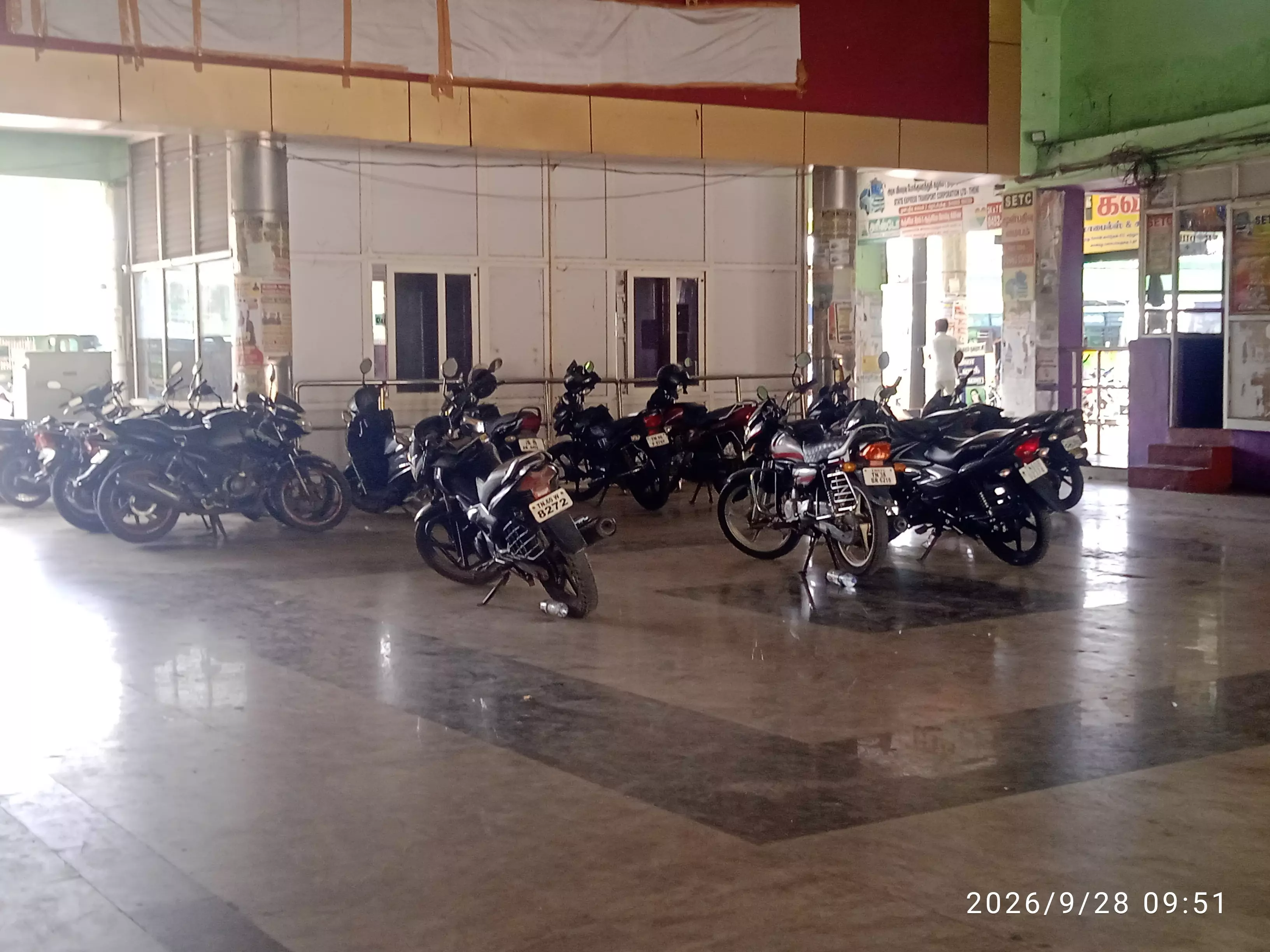 பஸ் நிலையமா... இருசக்கர வாகனங்கள் நிறுத்தமா? பஸ் நிலையமா... இருசக்கர வாகனங்கள் நிறுத்தமா?