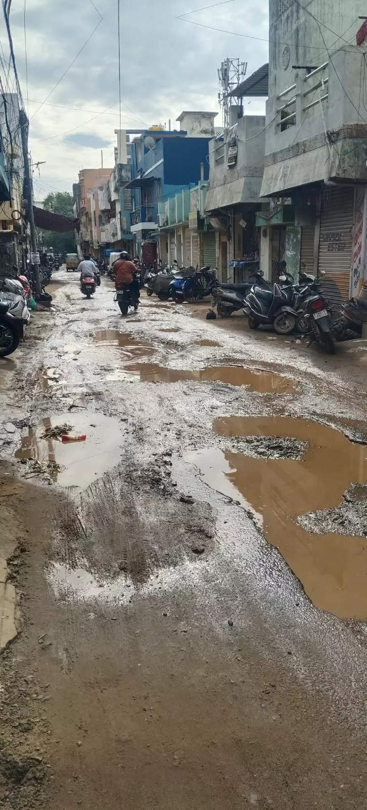 சேதமடைந்த சாலை சேதமடைந்த சாலை