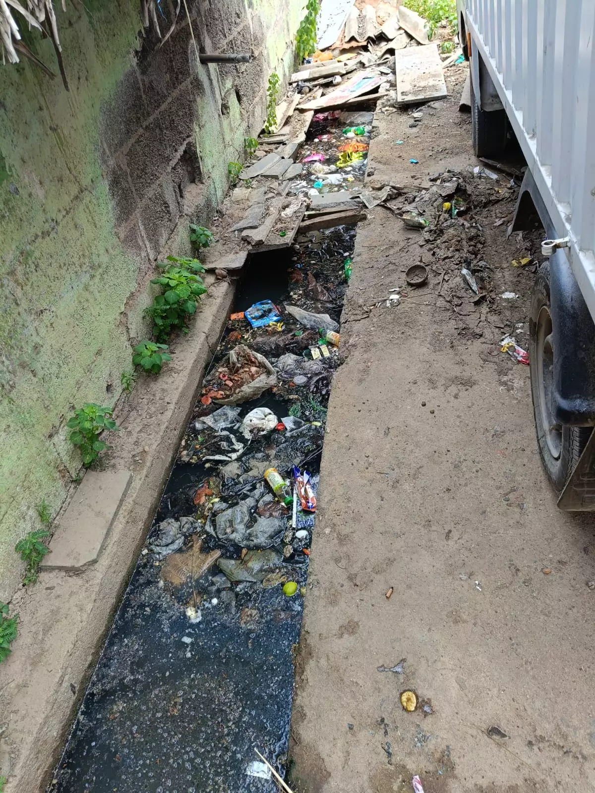மழைநீர் வடிகாலில் குவிந்துகிடக்கும் குப்பைகள் மழைநீர் வடிகாலில் குவிந்துகிடக்கும் குப்பைகள்