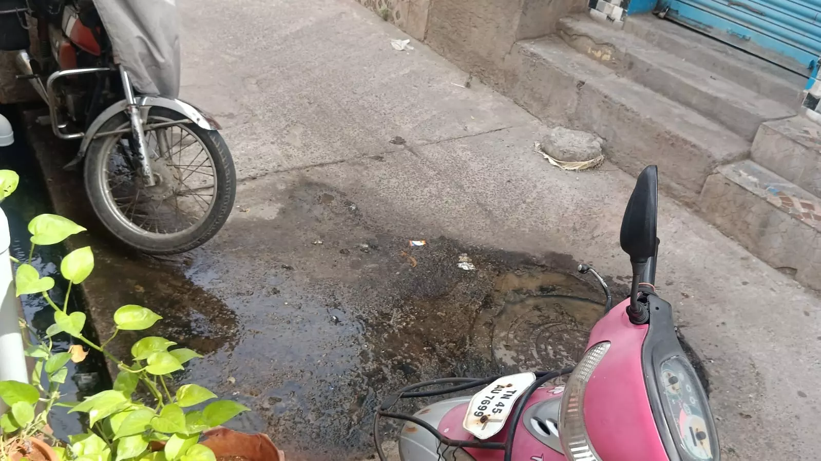 கழிவுநீர் கால்வாயில் அடைப்பு கழிவுநீர் கால்வாயில் அடைப்பு