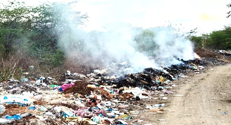 ஏரியில் கொட்டப்படும் குப்பைகள் ஏரியில் கொட்டப்படும் குப்பைகள்