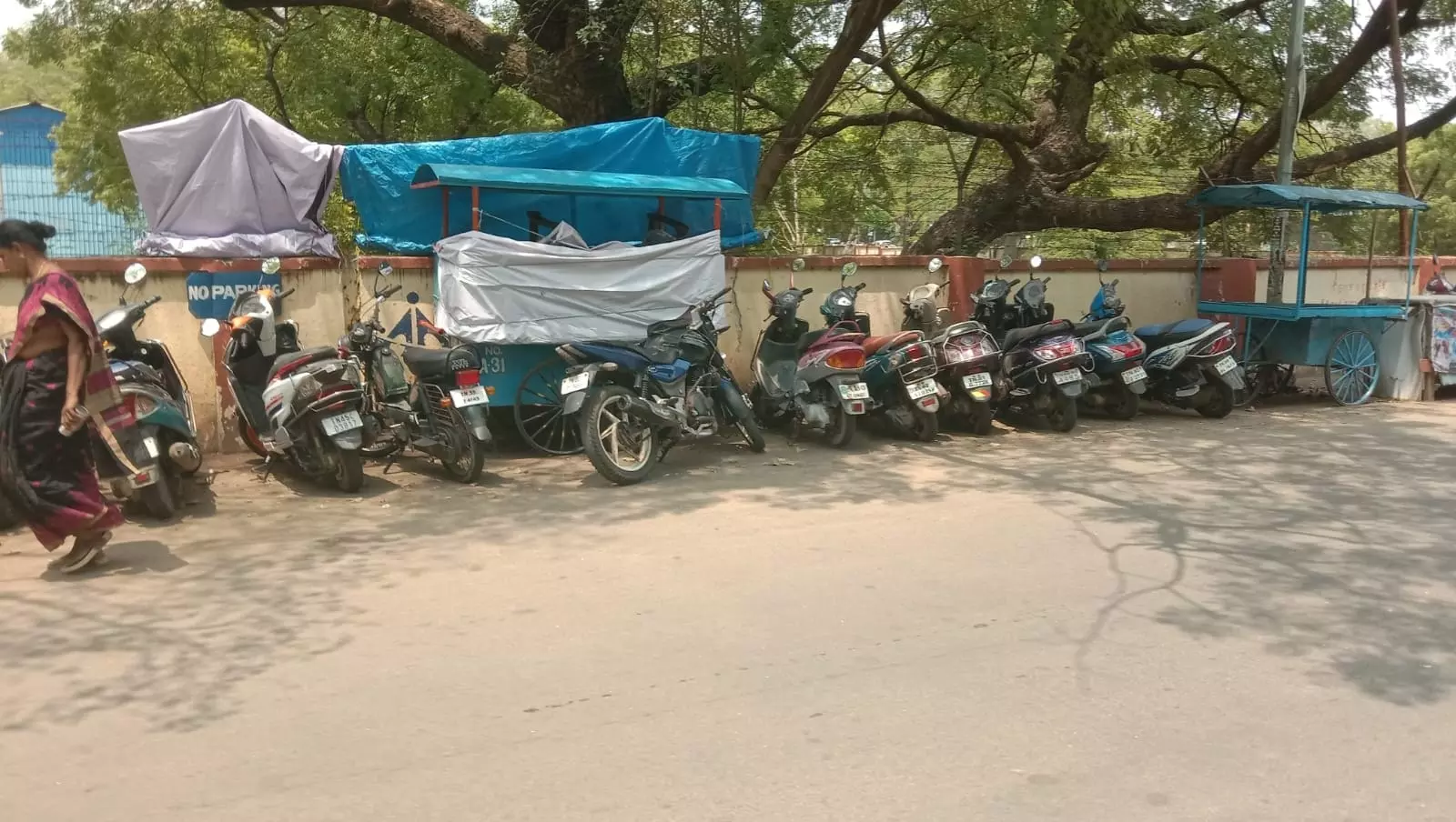 வாகன நிறுத்துமிடம் அமைக்க கோரிக்கை வாகன நிறுத்துமிடம் அமைக்க கோரிக்கை