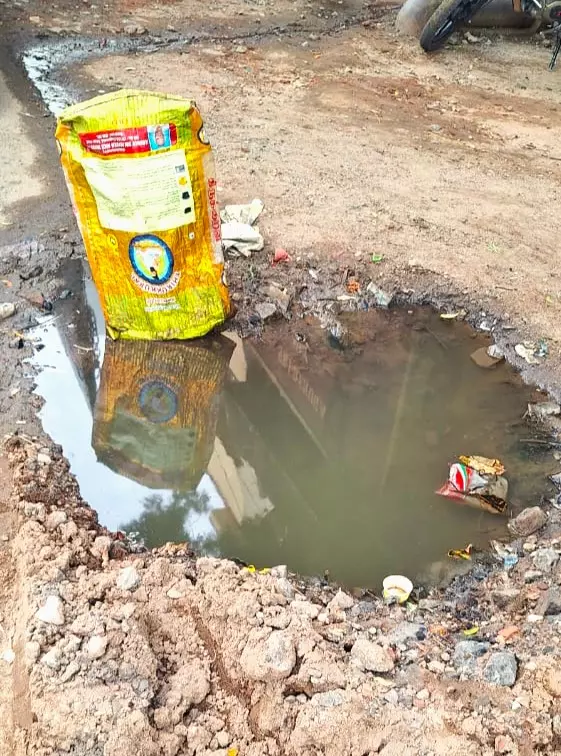 சாலையில் வீணாகும் குடிநீர் சாலையில் வீணாகும் குடிநீர்