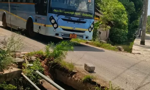 சேதமடைந்த பாலம் சேதமடைந்த பாலம்