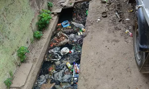 மழைநீர் வடிகாலில் குவிந்துகிடக்கும் குப்பைகள் மழைநீர் வடிகாலில் குவிந்துகிடக்கும் குப்பைகள்
