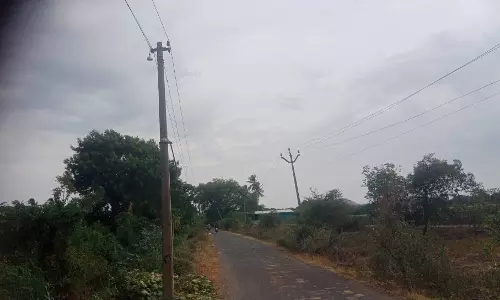 தெருவிளக்குகள் எரியவில்லை தெருவிளக்குகள் எரியவில்லை