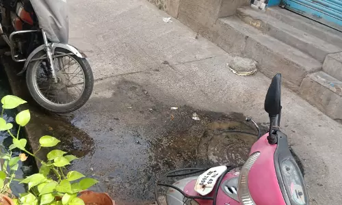 கழிவுநீர் கால்வாயில் அடைப்பு