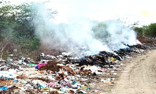 ஏரியில் கொட்டப்படும் குப்பைகள் ஏரியில் கொட்டப்படும் குப்பைகள்