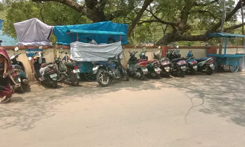 வாகன நிறுத்துமிடம் அமைக்க கோரிக்கை வாகன நிறுத்துமிடம் அமைக்க கோரிக்கை