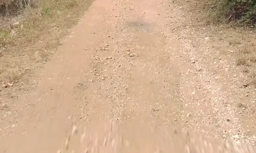 குண்டும், குழியுமான சாலை குண்டும், குழியுமான சாலை