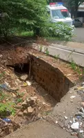 உடைந்த சாக்கடை கால்வாய் உடைந்த சாக்கடை கால்வாய்
