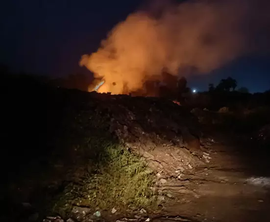 குப்பைகளுக்கு தீ வைக்கும் அவலம் குப்பைகளுக்கு தீ வைக்கும் அவலம்
