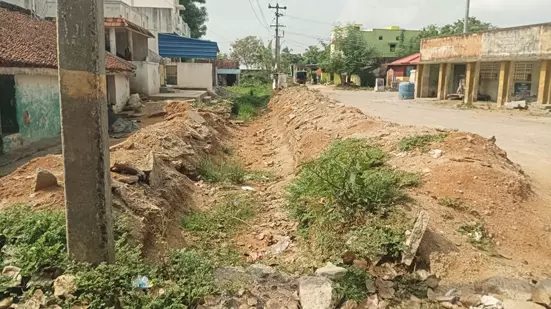 கிடப்பில் போடப்பட்ட கால்வாய் பணி கிடப்பில் போடப்பட்ட கால்வாய் பணி