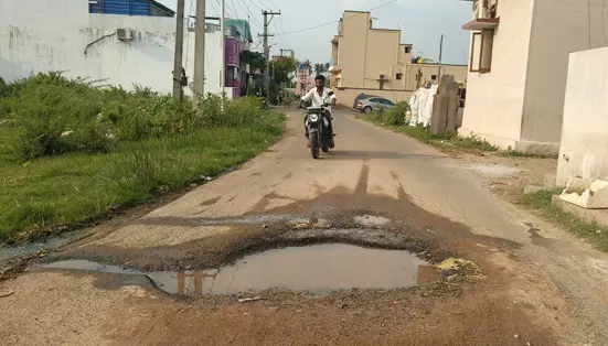 மக்களை பயமுறுத்தும் மரணபள்ளம் மக்களை பயமுறுத்தும் மரணபள்ளம்