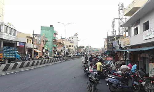 சாலையோரம் நிறுத்தப்படும் வாகனங்களால் அவதி
