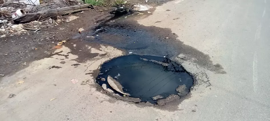 சேதம் அடைந்த பாதாள சாக்கடை தொட்டி சேதம் அடைந்த பாதாள சாக்கடை தொட்டி
