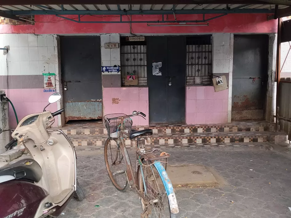 பூட்டிக்கிடக்கும் சுகாதார வளாகம் பூட்டிக்கிடக்கும் சுகாதார வளாகம்