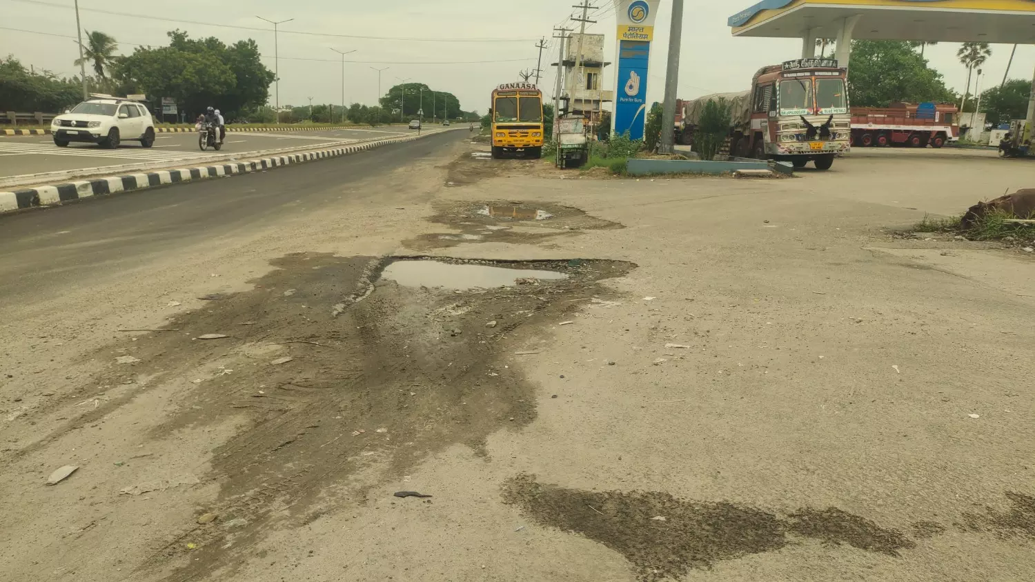 குண்டும், குழியுமான சாலை குண்டும், குழியுமான சாலை