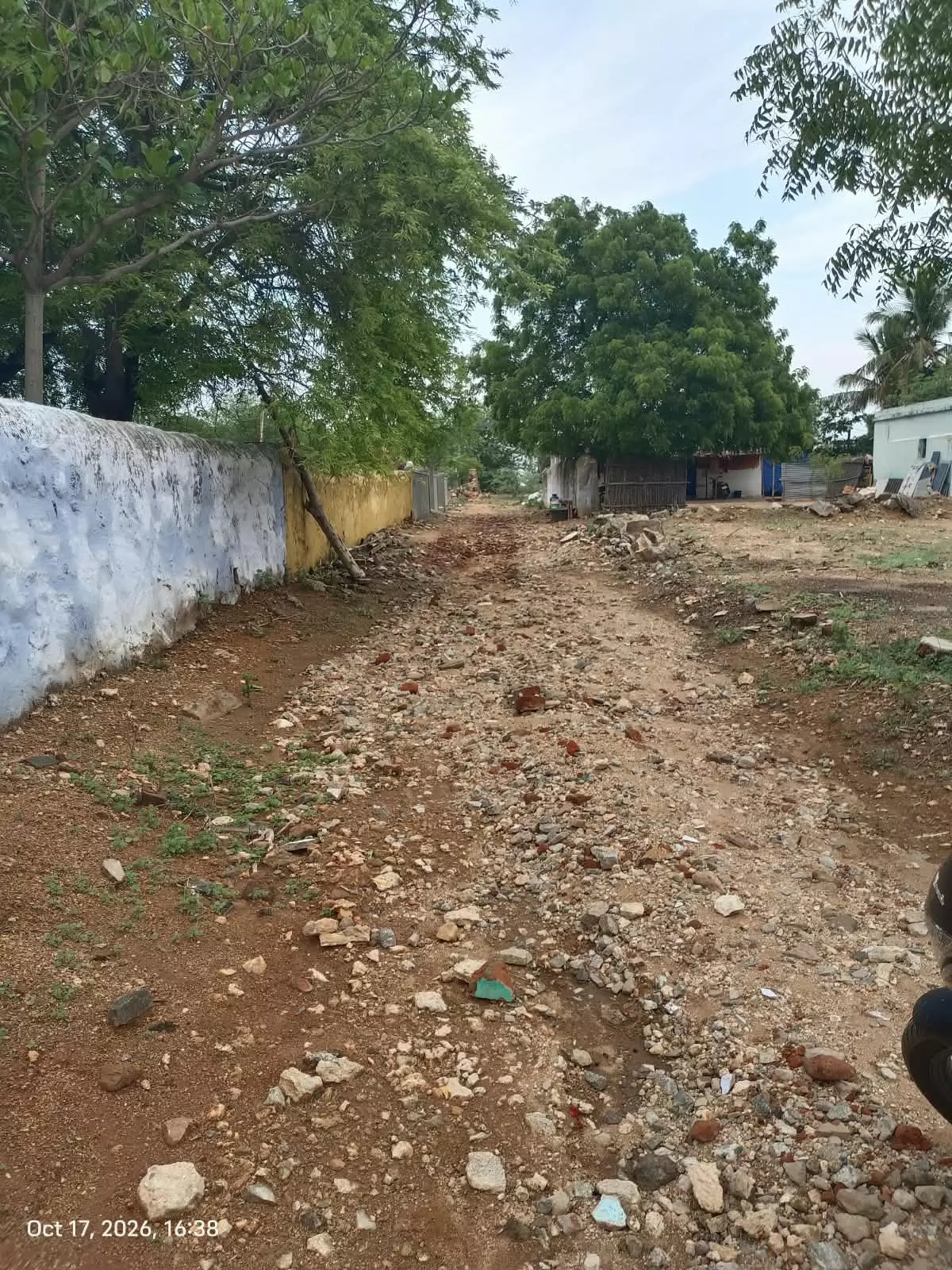 மண்சாலையை சிமெண்டு சாலையாக மாற்ற கோரிக்கை மண்சாலையை சிமெண்டு சாலையாக மாற்ற கோரிக்கை