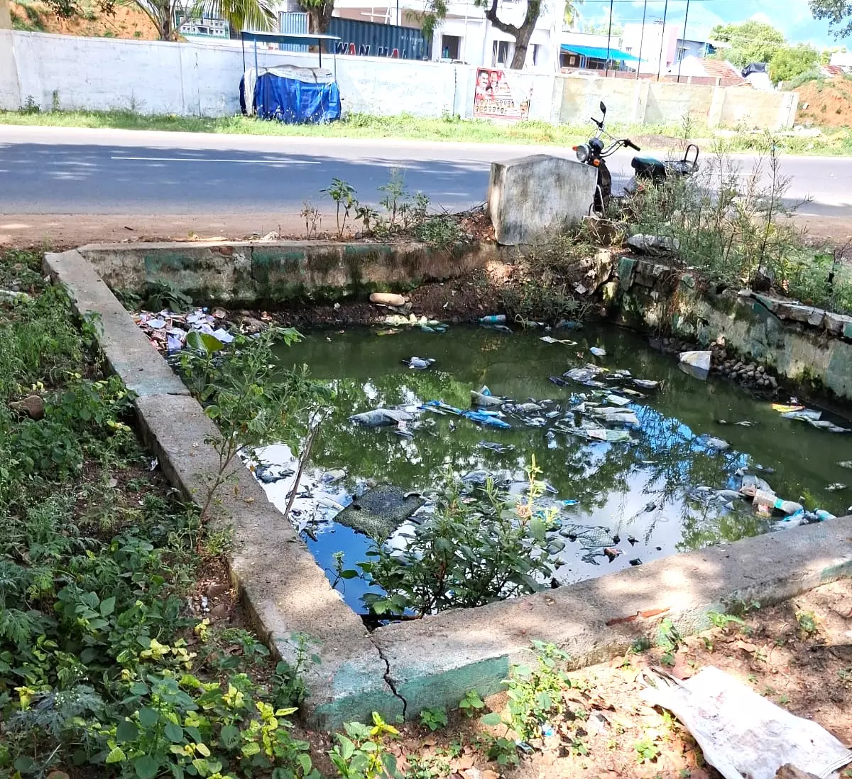 மூடி இல்லாத கழிவுநீர் சேகரிப்பு தொட்டி மூடி இல்லாத கழிவுநீர் சேகரிப்பு தொட்டி