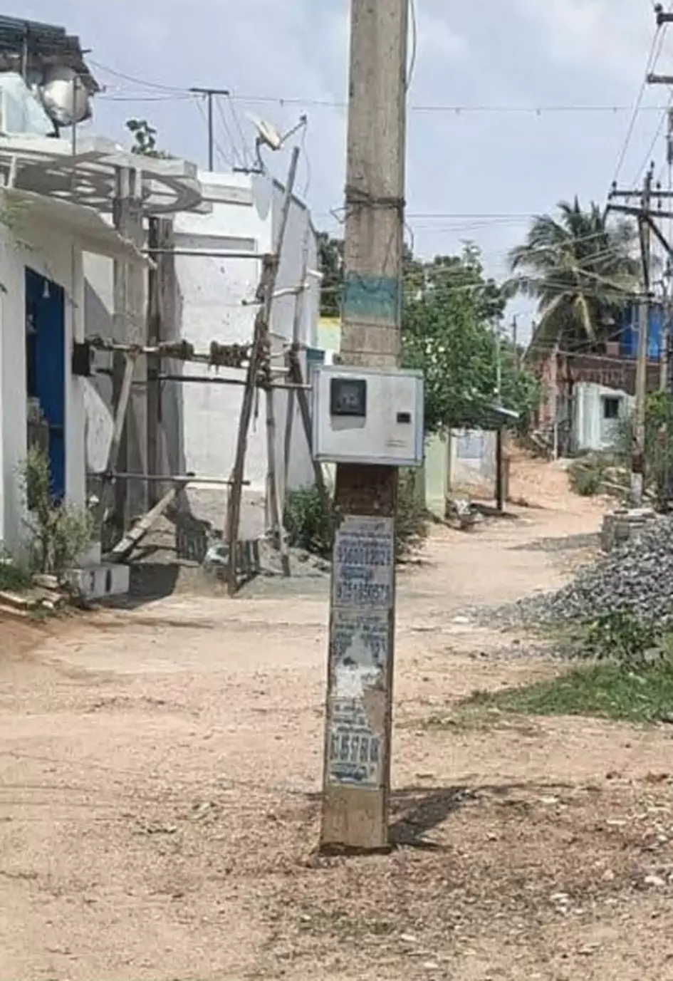 ஆபத்தான மின்கம்பம் ஆபத்தான மின்கம்பம்