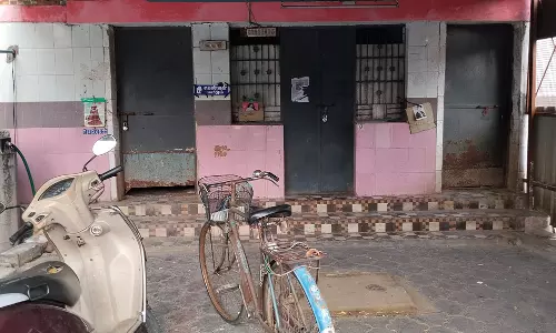 பூட்டிக்கிடக்கும் சுகாதார வளாகம்