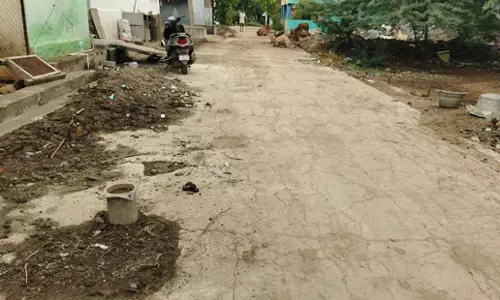 தெருவின் நடுவே ஆழ்துளை குழாய் தெருவின் நடுவே ஆழ்துளை குழாய்